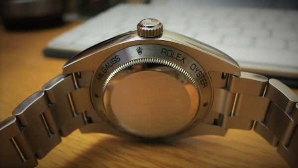 nel Rolex Millagauss, sulla cassa è incisa una lettera B con una freccia sopra rivolta verso destra, simbolo della densità del flusso magnetico