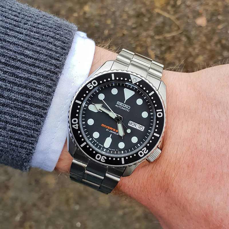 Seiko SNKA07K1 Orologio Analogico Automatico Uomo – Acciaio Inox, Quadrante Nero, Cinturino Grigio