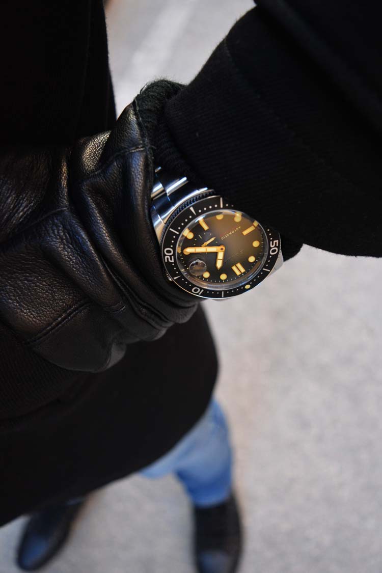 DIAL COLOUR : Black