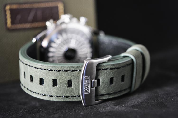 cinturino in pelle con cuciture militari