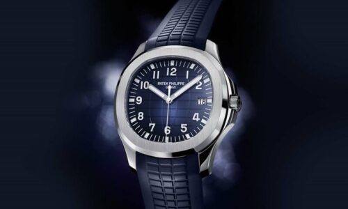 La cassa in oro bianco a 18 carati presenta superfici lucide e satinate. Lo spessore è piuttosto ridotto (siamo poco sopra gli 8 millimetri), anche grazie all’adozione del calibro automatico Patek Philippe 324 S C, che misura solo 3,3 mm di altezza.