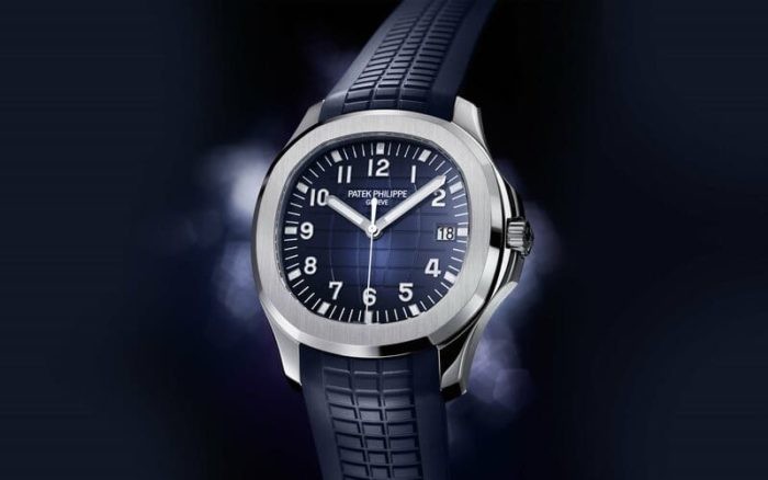 La cassa in oro bianco a 18 carati presenta superfici lucide e satinate. Lo spessore è piuttosto ridotto (siamo poco sopra gli 8 millimetri), anche grazie all’adozione del calibro automatico Patek Philippe 324 S C, che misura solo 3,3 mm di altezza.