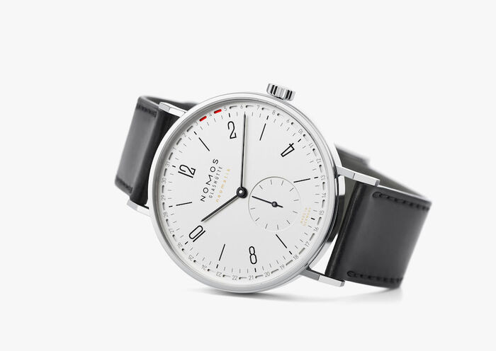 Il Tangente neomatik 41 Update (Ref. 180, prezzo di 3.200 euro) adotta l’originale datario ideato da Nomos Glashütte e protetto da brevetto. L’orologio ha la cassa in acciaio da 40,5 mm e il quadrante protetto da vetro zaffiro