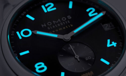 Lancette e indici del Club Sport sono cosparsi di sostanza luminescente blu.