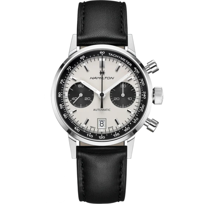 Design rétro per l’Intra-Matic Automatic Chronograph di Hamilton con quadrante “panda” e bracciale in pelle o in acciaio a maglia milanese. Il movimento è l’automatico H-31 con riserva di carica di 60 ore, prodotto da ETA per il brand.