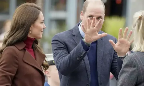 Principe William indossa due orologi