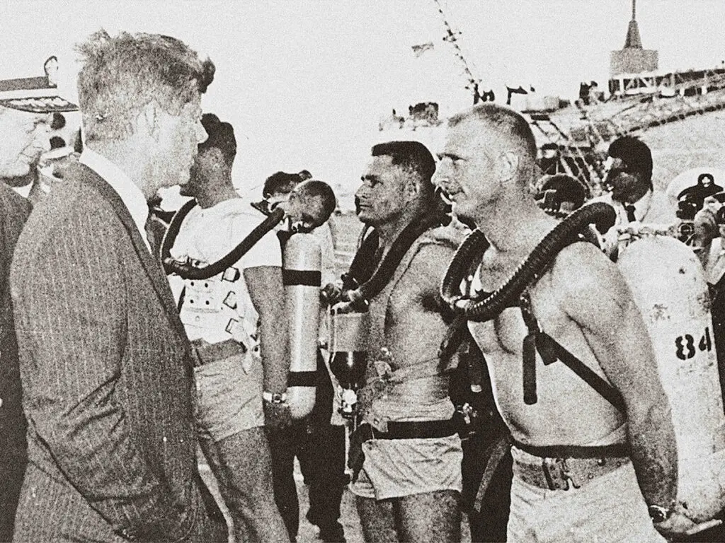 Il Presidente John F. Kennedy parla con i sommozzatori della Marina Militare degli Stati Uniti che indossano il Blancpain Fifty Fathoms
