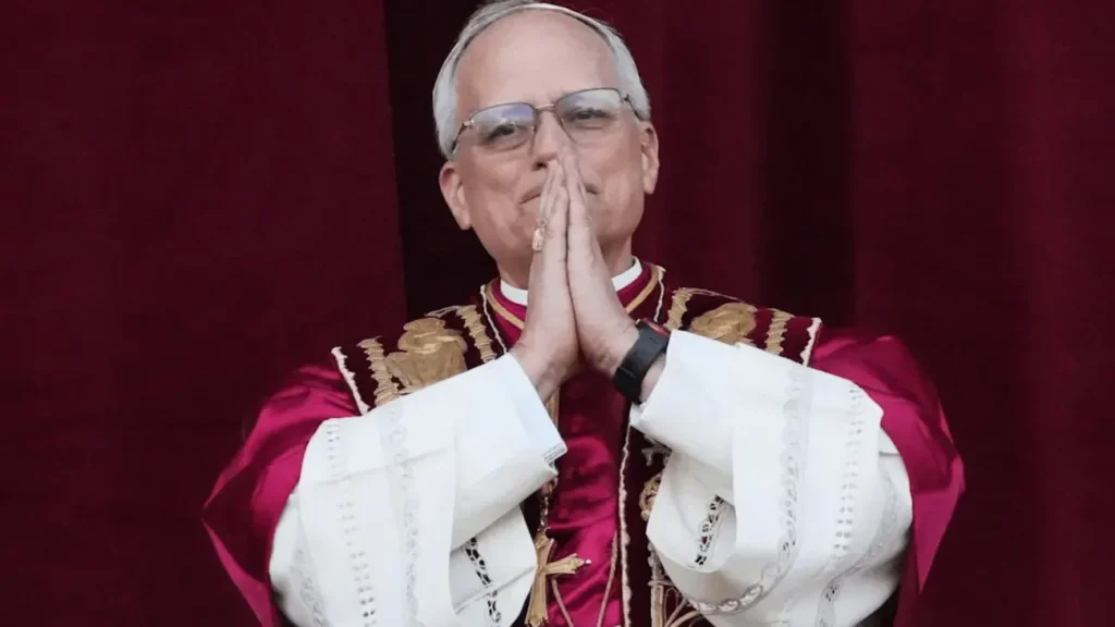 L'orologio al polso di Papa Leone XIV