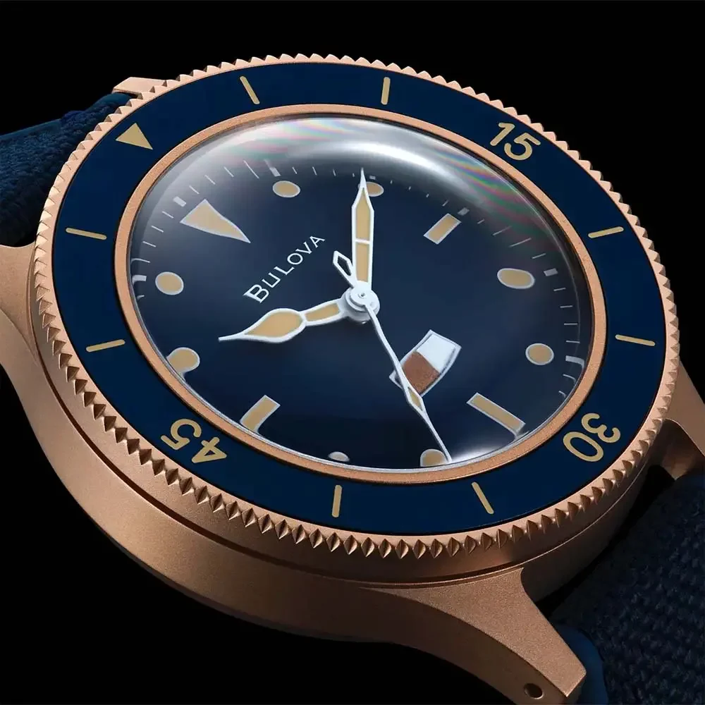 Bulova propone questo orologio in due sorprendenti varianti: blu intenso e verde kaki.