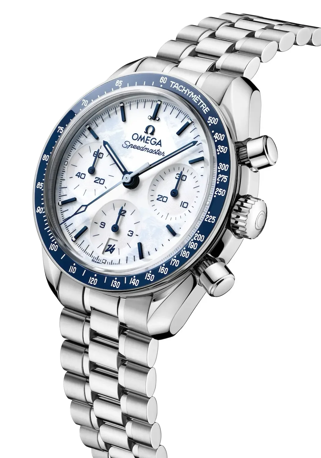 OMEGA Milano Cortina 2026 Bracciale e comfort al polso Lo Speedmaster 38 mm Milano Cortina 2026 è completato da un bracciale in acciaio inossidabile che riprende il design del più recente Moonwatch. Le maglie corte e arrotondate ricordano lo stile dei bracciali vintage – spesso definito “Nixon-style” – e donano all’orologio un equilibrio felice tra eleganza e robustezza. L’alternanza di superfici lucide e satinate aggiunge profondità visiva, mentre la chiusura con fibbia sottile integra il sistema di regolazione brevettato “comfort release” di OMEGA, che consente di estendere il bracciale di circa 2,3 mm in due posizioni, garantendo una vestibilità sempre precisa. OMEGA Milano Cortina 2026