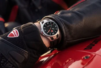 Locman Ducati 100: orologio del centenario Ducati in edizione limitata da 100 pezzi, calibro OISA Made in Italy. Prezzo da 5.880 €, in pre-order. v