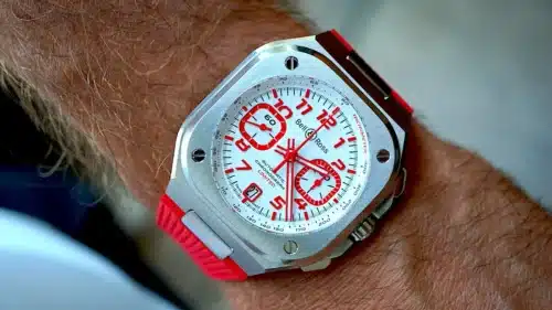 Il Bell & Ross BR-05 Chrono Snow Rocket al polso, con quadrante bianco, contatori rossi e cinturino in caucciù rosso