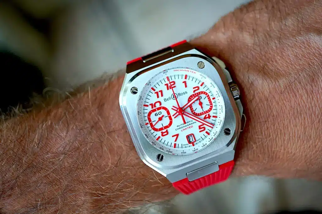 Bell & Ross BR-05 Chrono Snow Rocket al polso Il BR-05 Chrono Snow Rocket al polso visto di fronte, con la cassa quadrata e il cinturino in caucciù rosso