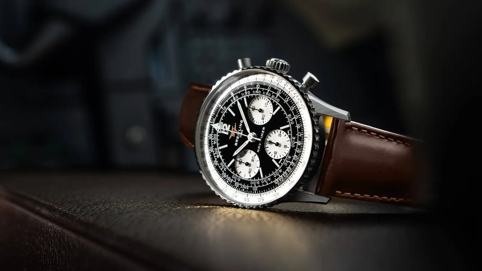 Breitling-Navitimer-B09-Chronograph-41_Black Breitling Navitimer B09 Chronograph 41 con quadrante nero reverse panda e cinturino in pelle marrone