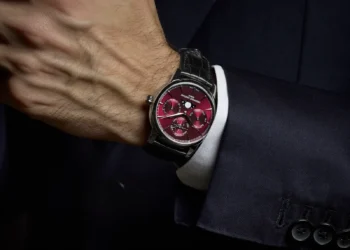 Il Classic Perpetual Calendar Burgundy al polso, con cinturino in pelle nera