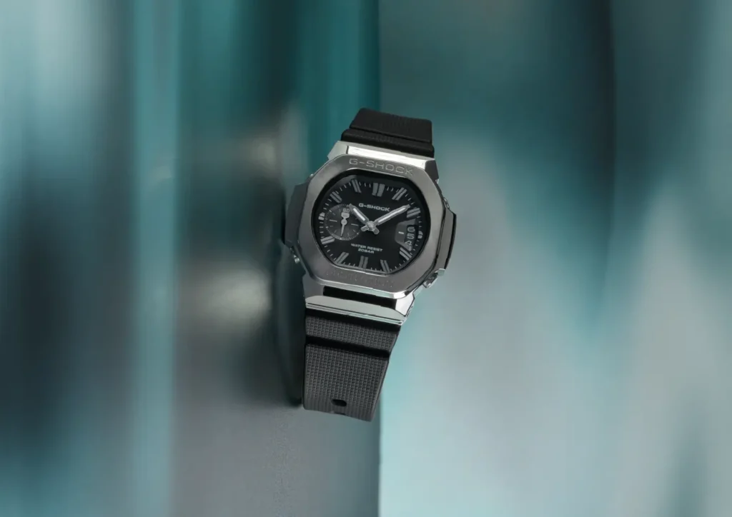 G-SHOCK GMC-2500 con cassa a rivestimento metallico e cinturino nero in un'immagine ufficiale di Casio