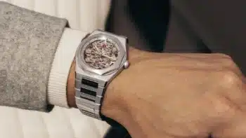Il Girard-Perregaux Laureato Fifty Three Gold Bridges al polso, con i tre ponti in oro rosa visibili nel quadrante aperto