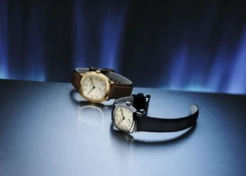 Due Hamilton American Classic Cushion, in PVD color oro giallo e in acciaio, con quadranti chiari e numeri arabi