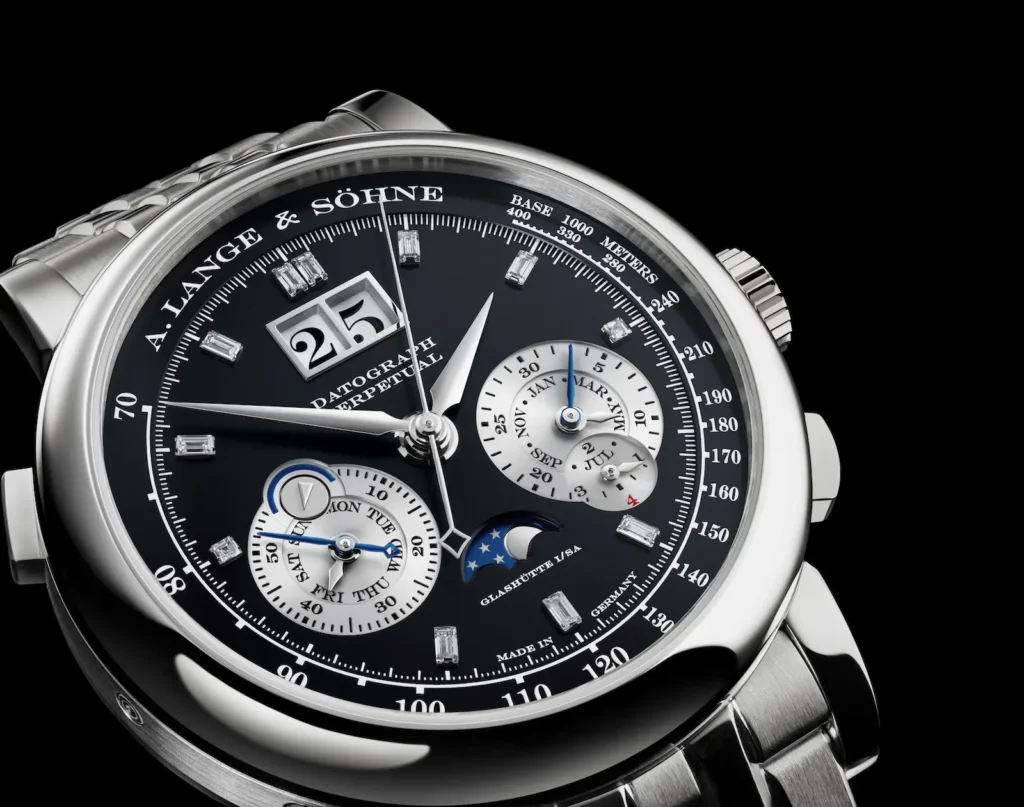 Datograph Perpetual in platino, di tre quarti Il Datograph Perpetual in platino di tre quarti, con la fase lunare a ore 6 e la scala tachimetrica sul bordo del quadrante nero