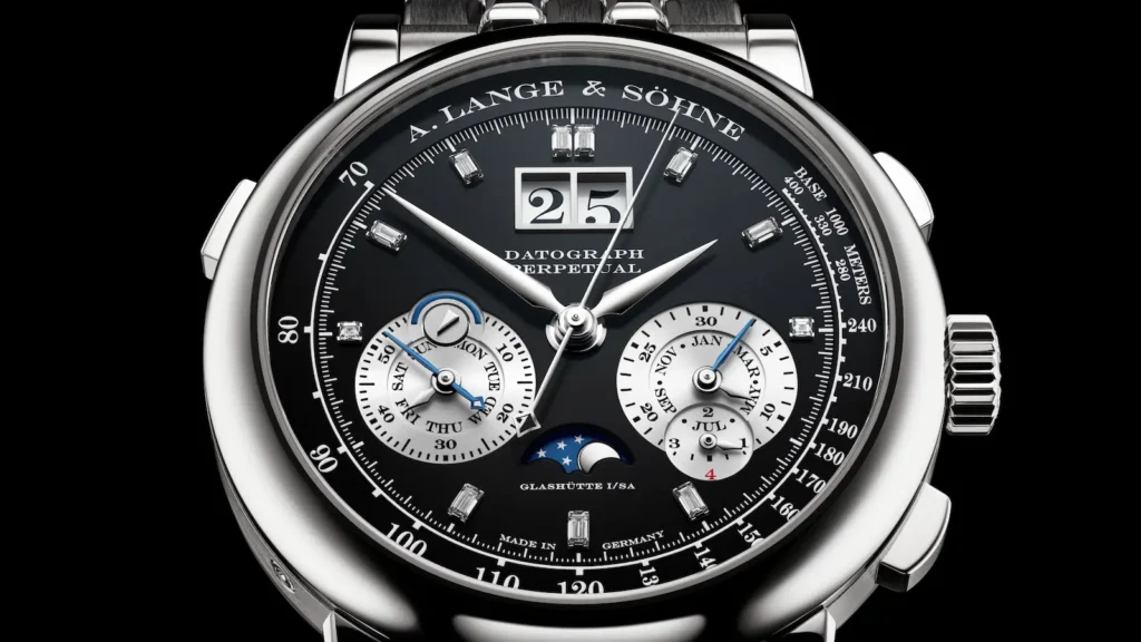 A. Lange & Söhne Datograph Perpetual in platino visto di fronte: quadrante nero con indici in diamante, Grande Data e contatori argentati