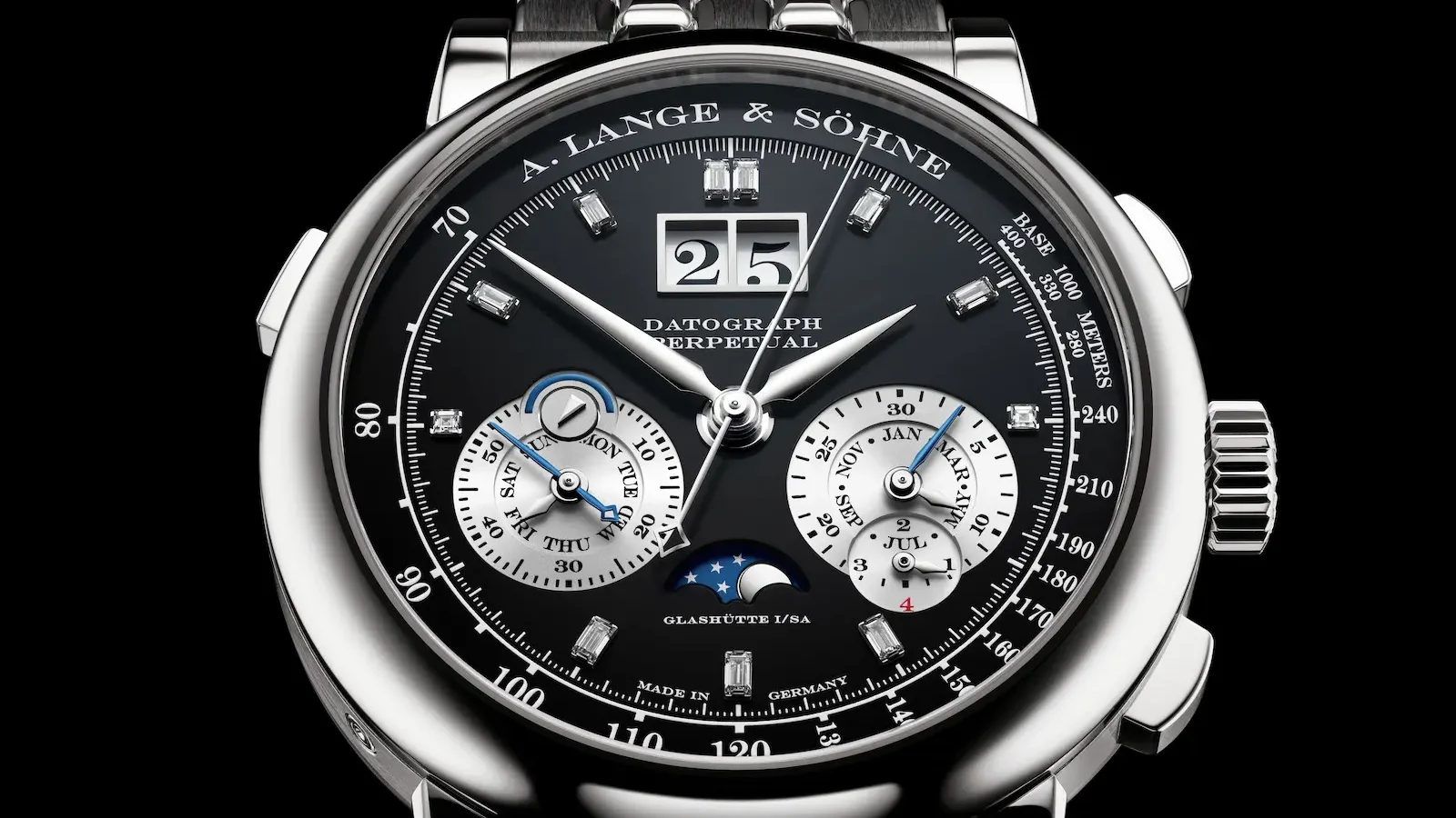 A. Lange & Söhne Datograph Perpetual in platino visto di fronte: quadrante nero con indici in diamante, Grande Data e contatori argentati
