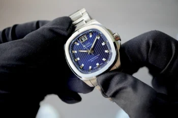 Mido Multifort TV Big Date Chronometer M049.567.11.041.00 con quadrante blu a scacchiera