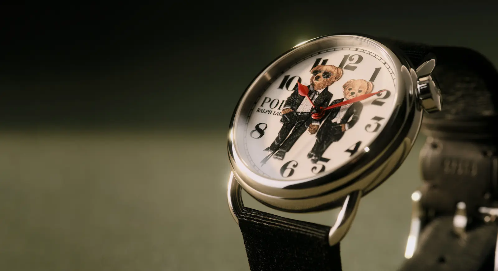 Ralph Laure The Polo Bear Tuxedo Watch Ralph Lauren Polo Bear Ralph & Ricky Tuxedo visto di tre quarti su fondo scuro, con i due orsi in smoking e le lancette rosse