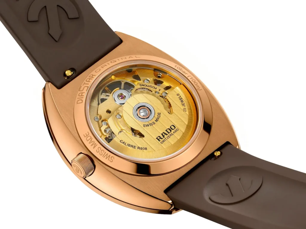 Il calibro R808 visto dal fondello Fondello in vetro zaffiro del DiaStar Original Skeleton color oro rosa con il calibro automatico R808 dorato a vista