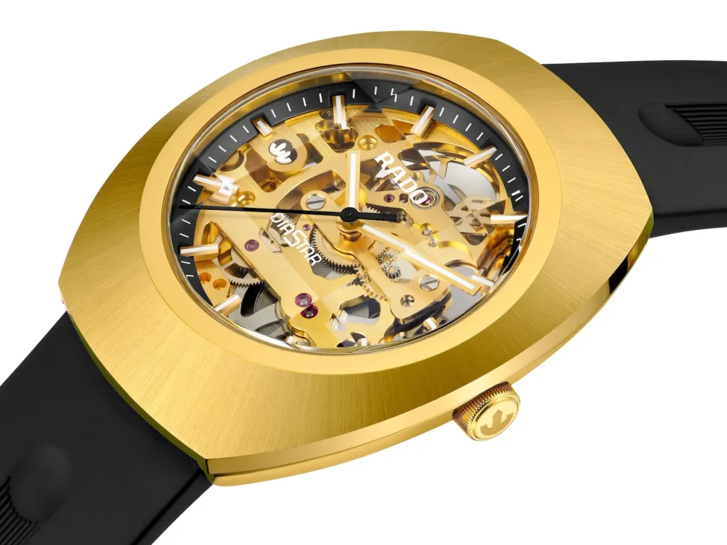 Rado DiaStar Original Skeleton color oro giallo Rado DiaStar Original Skeleton R12166159 color oro giallo con anello del quadrante nero, lancetta dei secondi nera e cinturino in caucciù nero