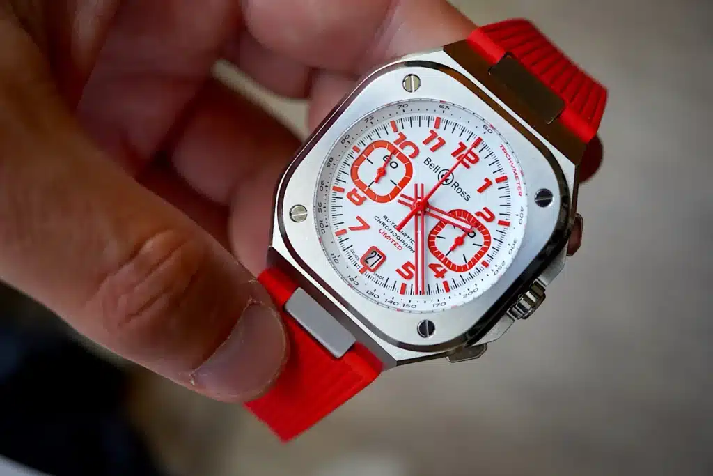 Il quadrante del BR-05 Chrono Snow Rocket Quadrante bianco del BR-05 Chrono Snow Rocket con contatori quadrati bordati di rosso, data a ore 6 e lancette scheletrate rosse